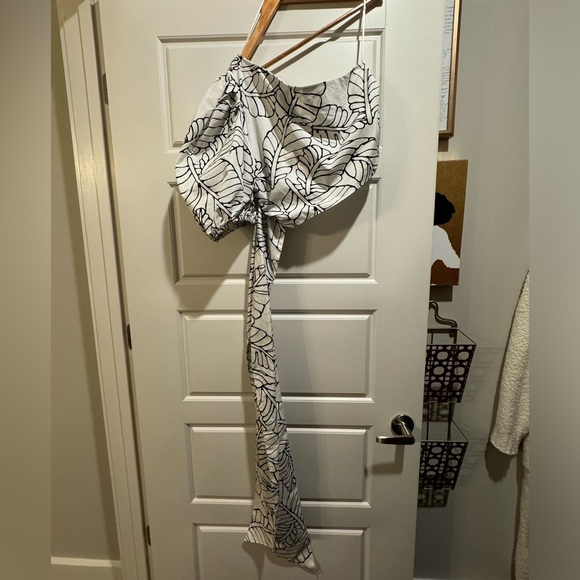 TargetXFeNoel. One Shoulder. Black and White. Print. Top. - Picture 3 of 6